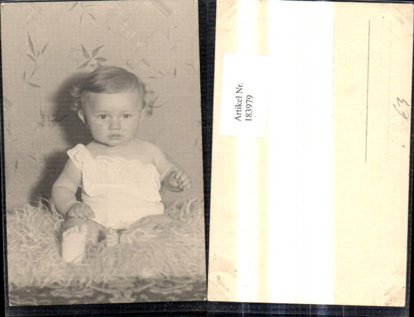 183979,Foto Ak Kind Kleinkind a. Fell sitzend