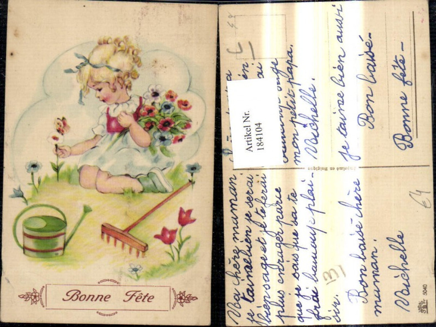 184104,Künstler Ak Mädchen pflückt Blumen Strauß´Gießkanne Rechen Bonne Fete