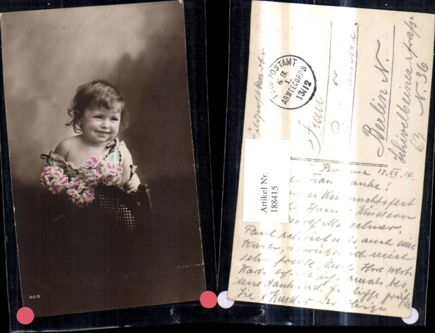 188415,Foto Ak Kind m. Blumen schaut über Stuhllehne Sessel