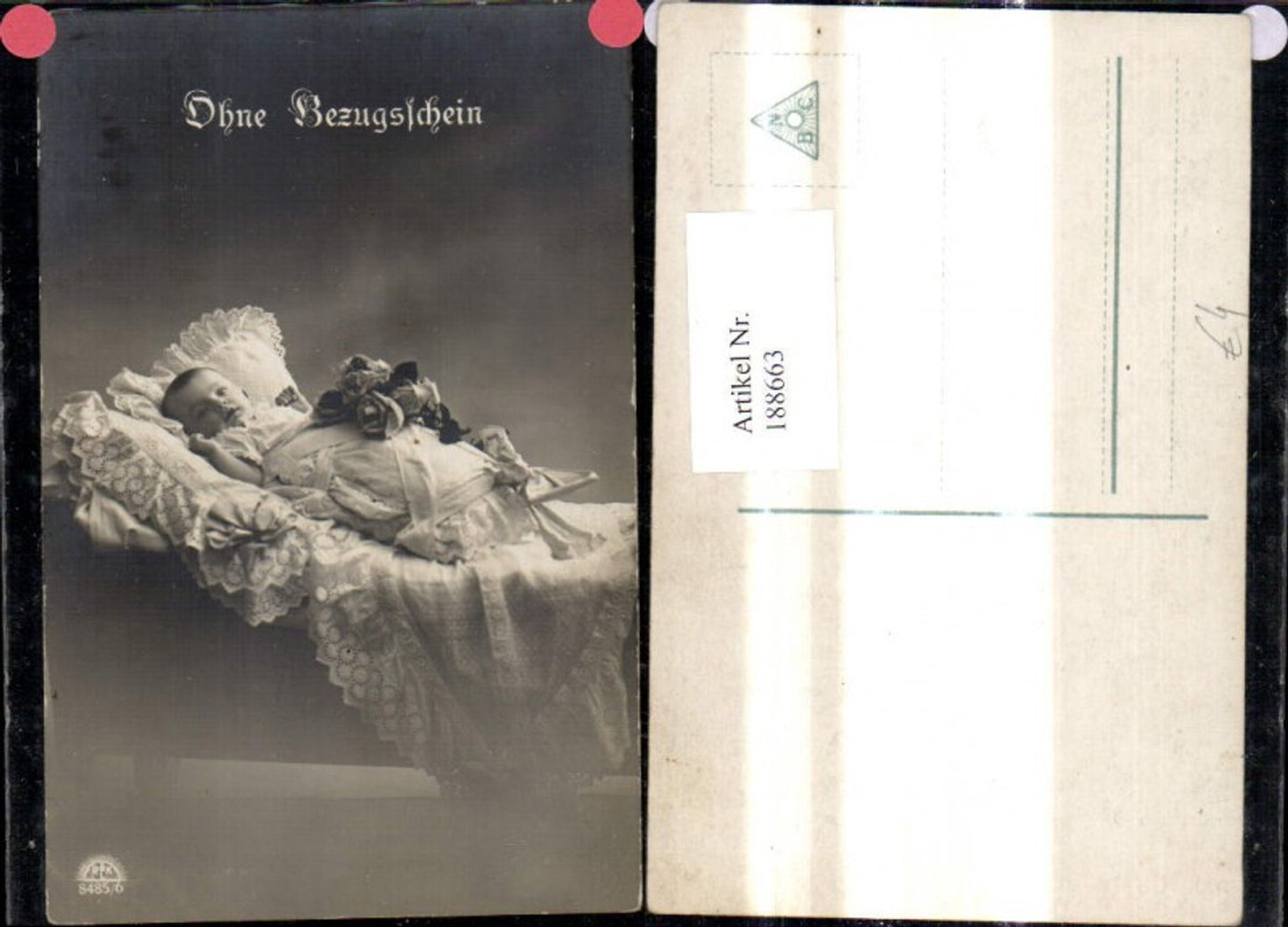 188663,Kind Kleinkind a. Kissen Rose Blumen Ohne Bezugsschein