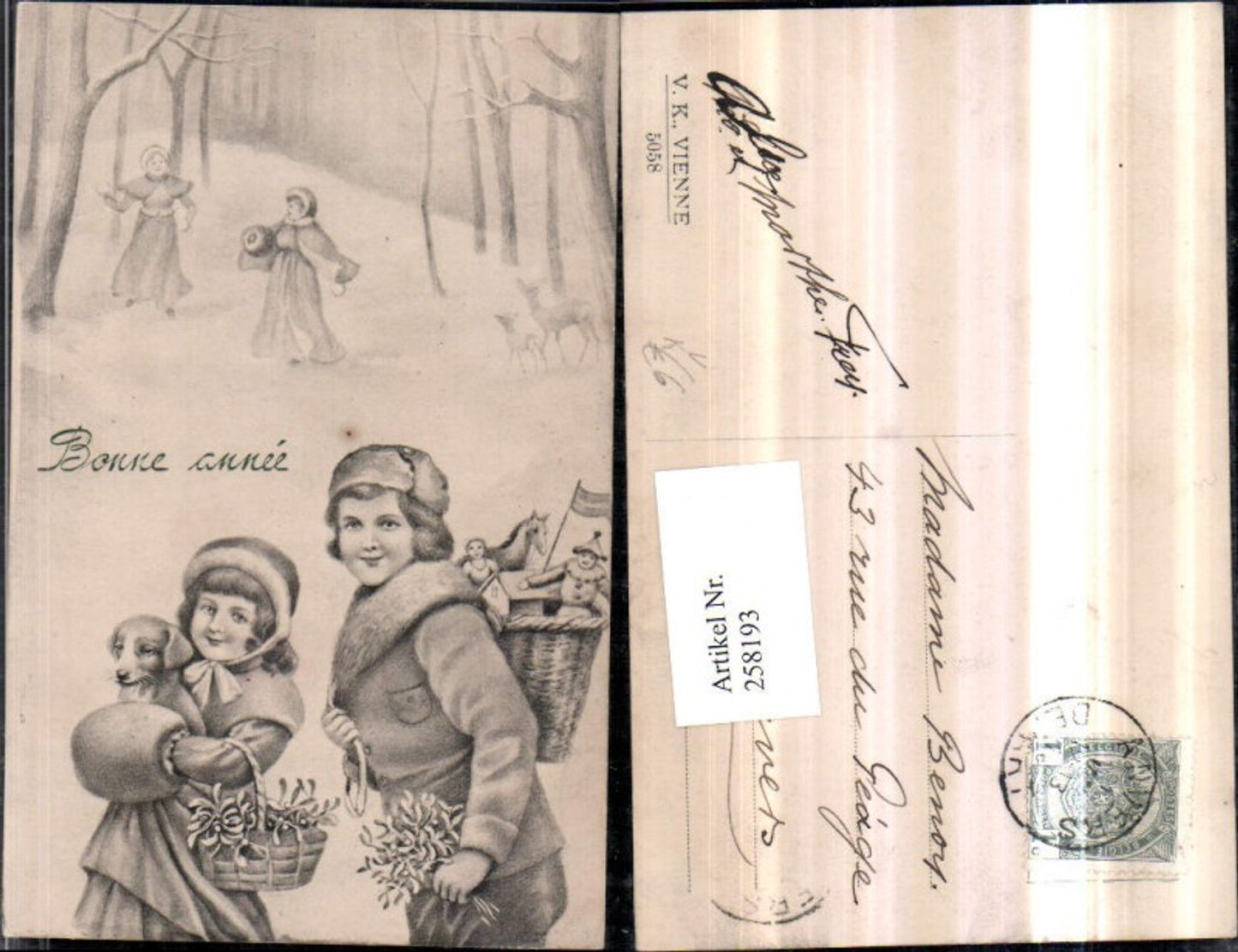 258193,V.K. Vienne 5058 Künstlerkarte Frau m. Kind Hauben Muff Hund Mistelzweige Spielzeug Schneeballschlacht