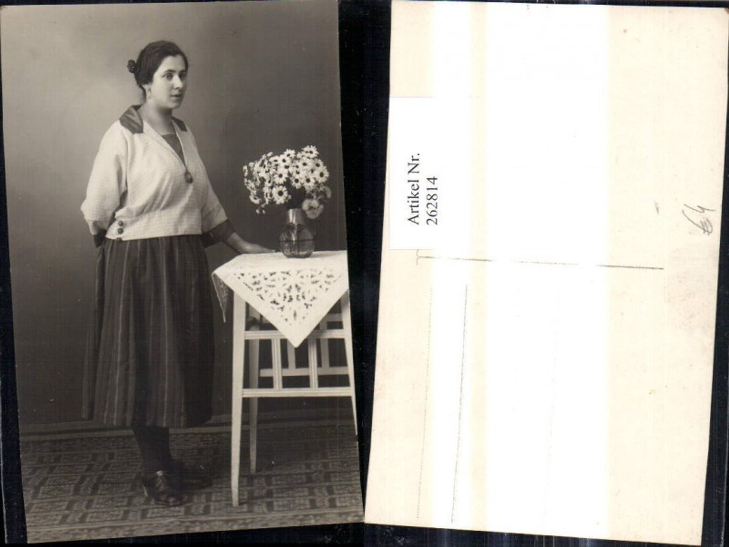 262814,Foto Ak Frau b. Tisch Blumenvase Blumen Margeriten