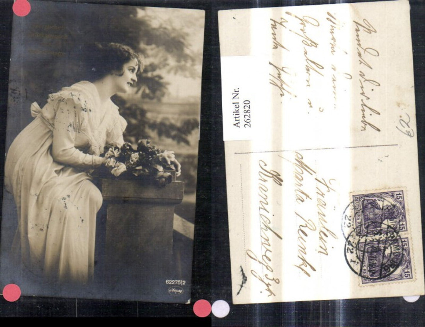 262820,Foto Ak Frau b. Säule Rosen Blumen Geburtstag Goldschrift