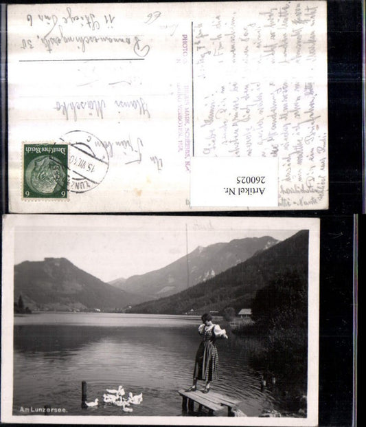 260025,Am Lunzersee See b. Lunz Frau in Tracht Bergkulisse