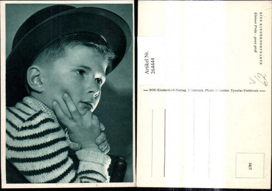 264444,SOS Kinderdorf Kleiner Fritz ganz groß Bub Junge Hut Portrait