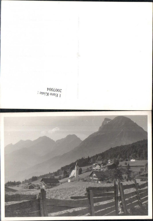 2007004,Foto AK Bergdorf Kirche Bergkulisse Holzzaun