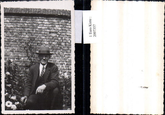 2007357,Foto Mann m. Anzug Hut Portrait Steinmauer