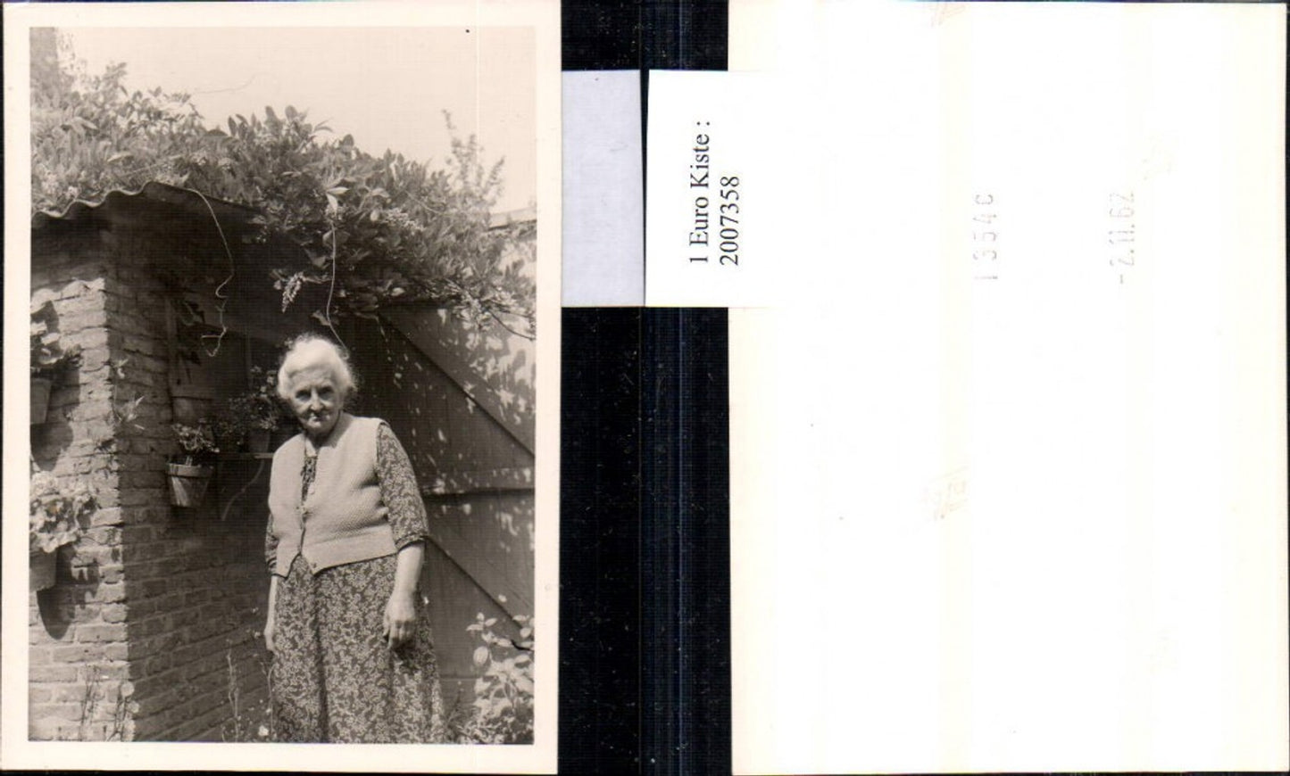 2007358,Foto Alte Frau Kleid Weste Häuschen