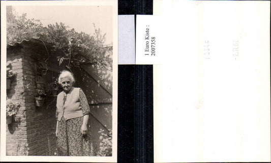 2007358,Foto Alte Frau Kleid Weste Häuschen