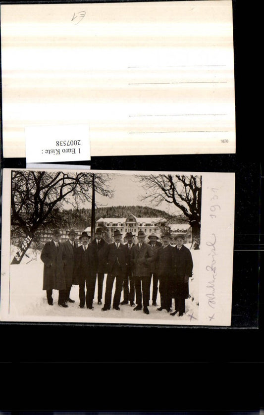 2007538,Foto AK Männer m. Hüten Anzug Gebäude Winterbild 1931
