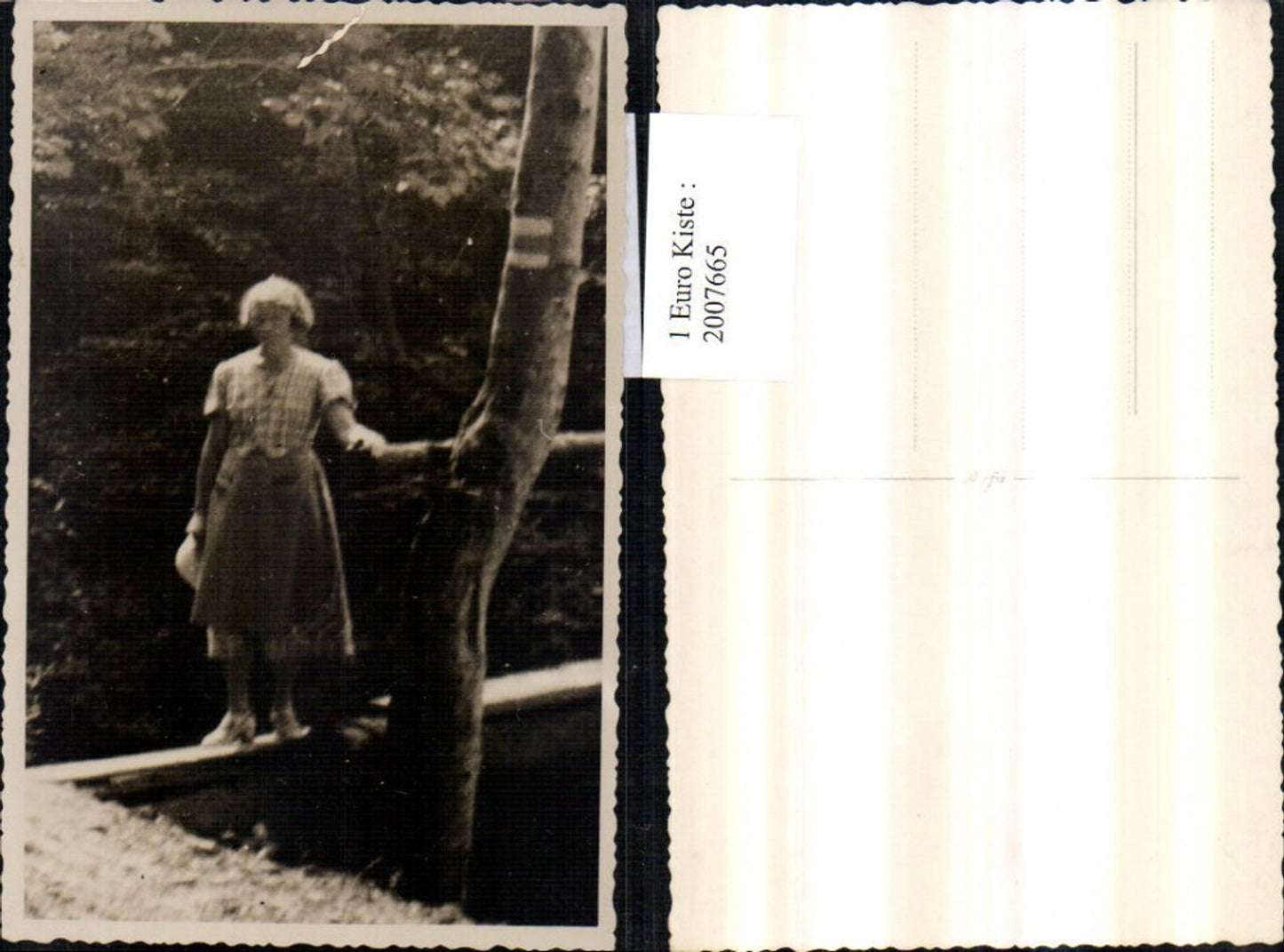 2007665,Foto AK Frau m. Kleid Brücke Baum
