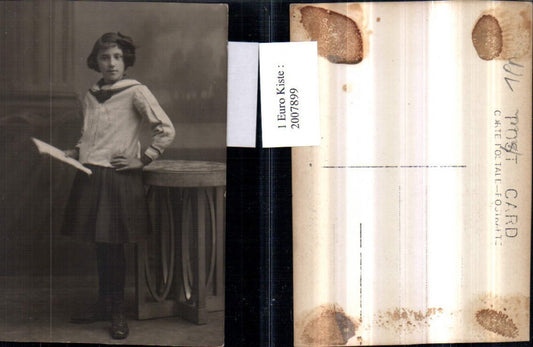 2007899,Mädchen m. Schleife Bluse Rock Zettel Portrait Tischchen