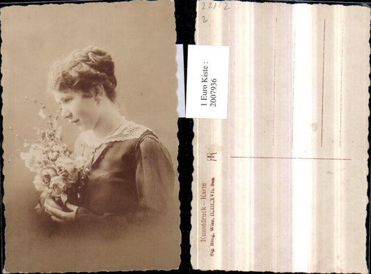 2007936,Frau m. Ohrring Blumenstrauß Rosen Portrait