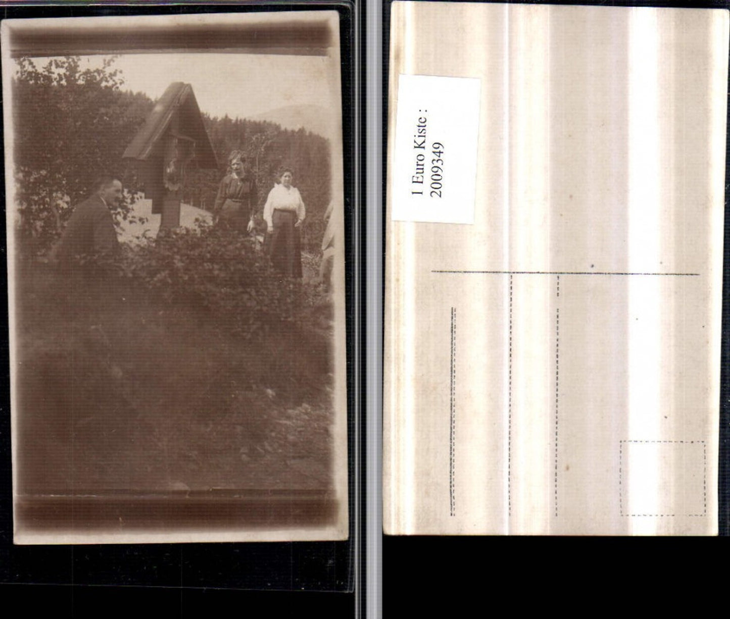 2009349,Foto AK Wegkreuz Personen Wald