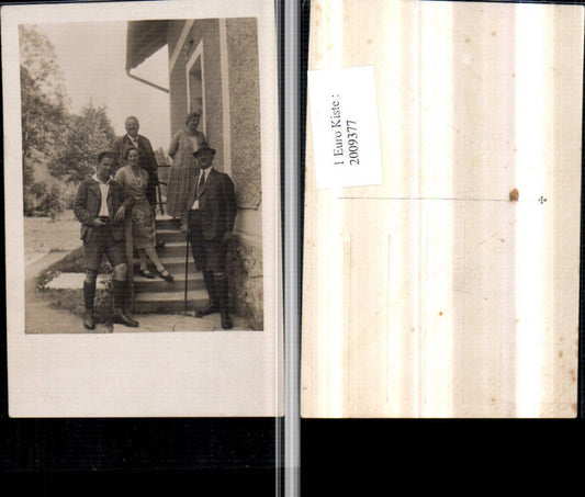 2009377,Foto AK Gruppenbild Männer Frauen vor dem Haus Stiege Stock Hut