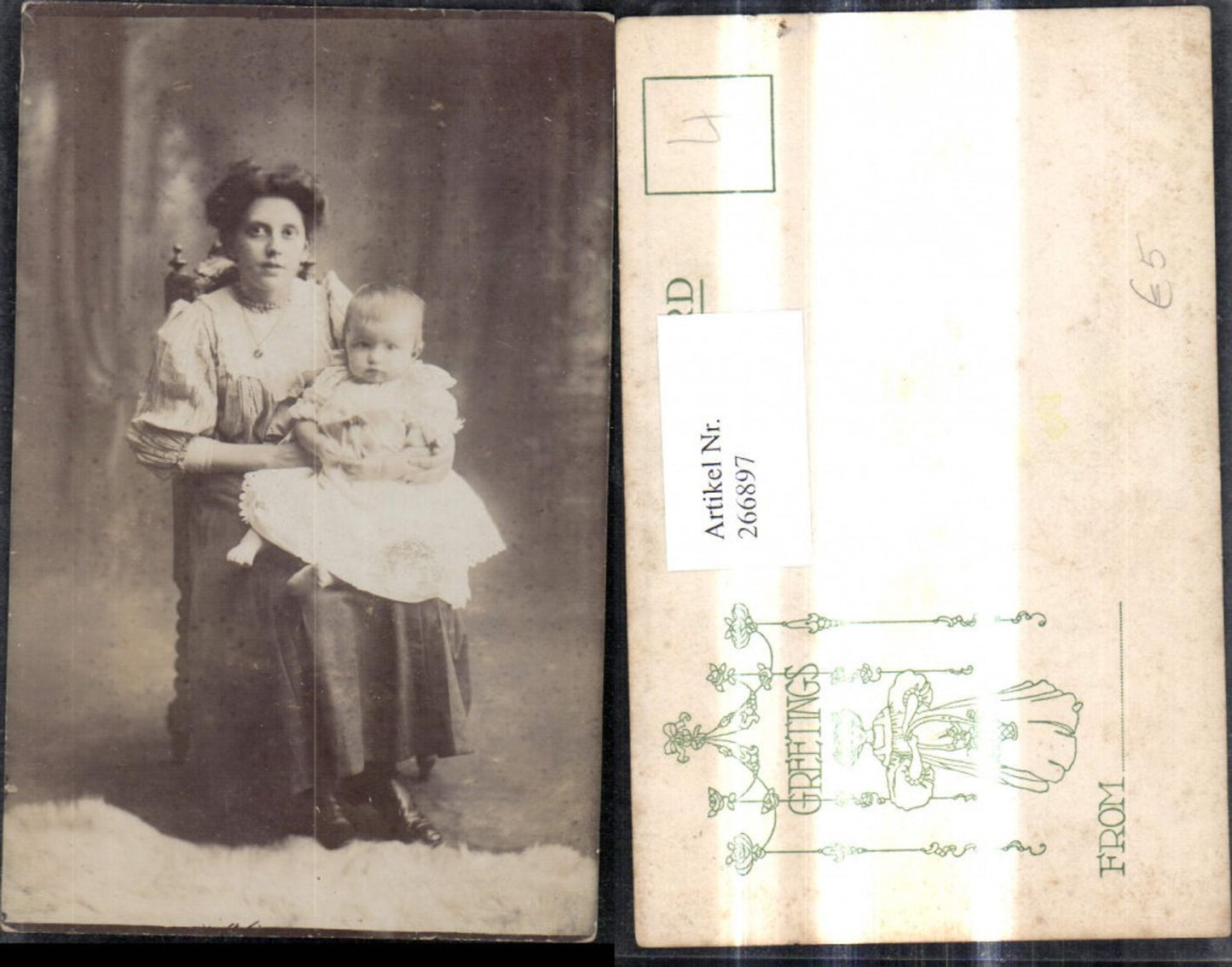 266897,Foto Ak Frau Portrait m. Kind a. Schoss sitzend