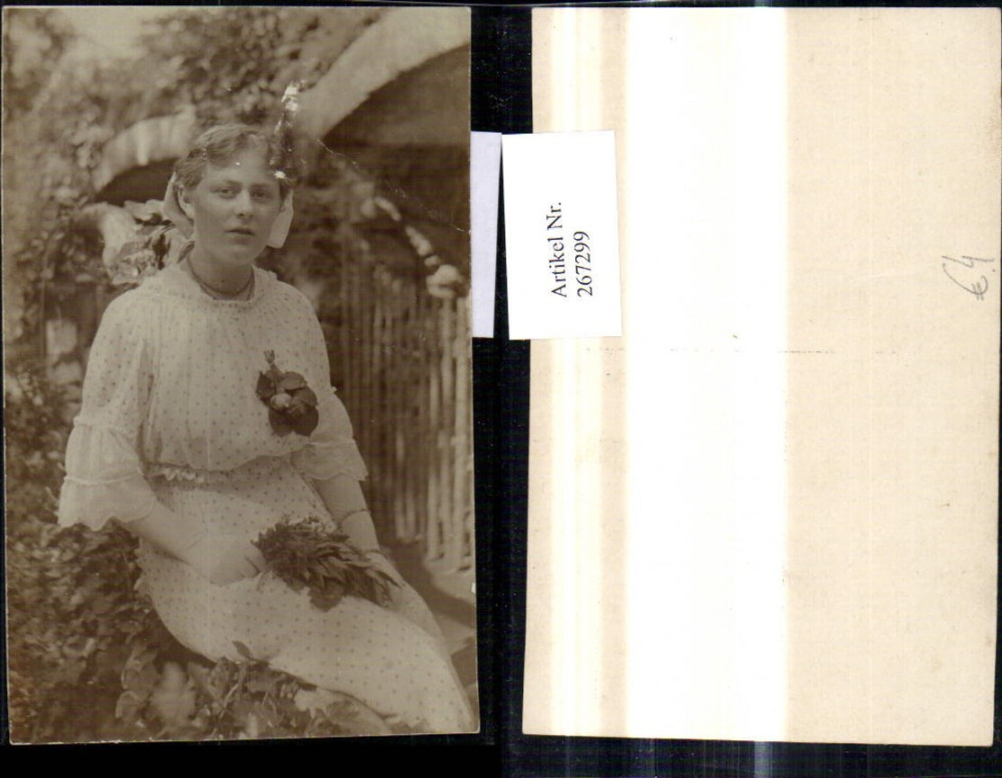 267299,Foto Ak Frau Kleid Haarschleife Blumen