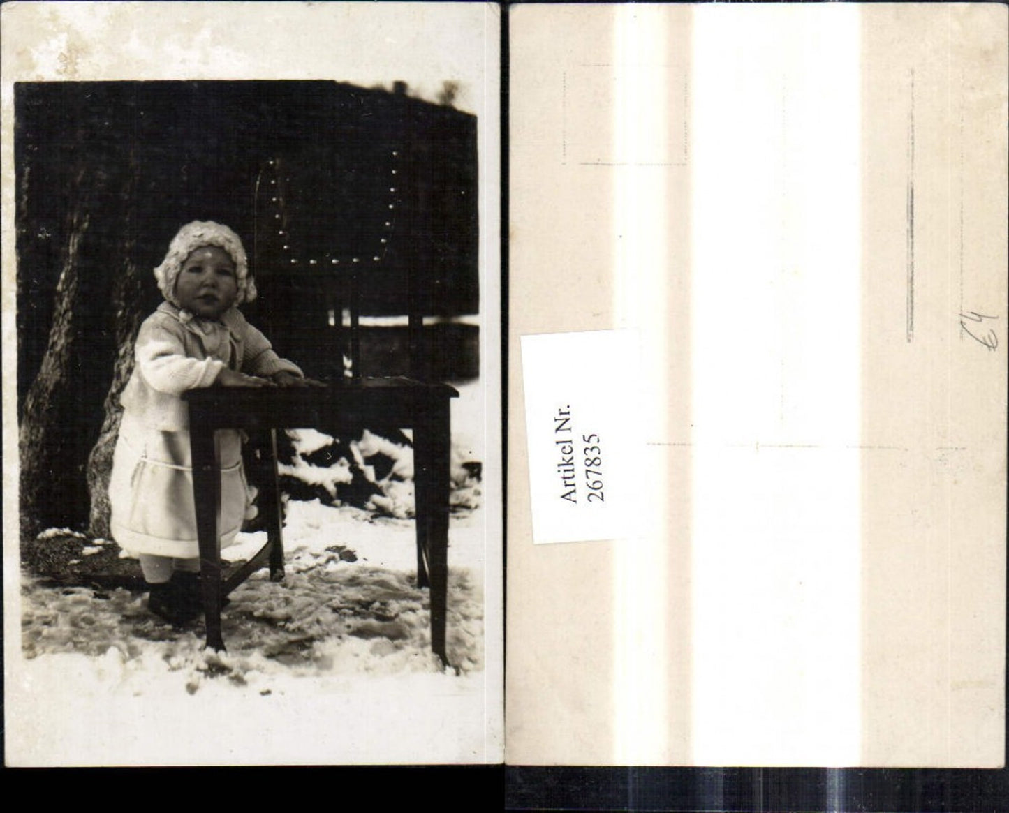 267835,Foto Ak Kind b. Tisch Baum Winter Schnee Portrait