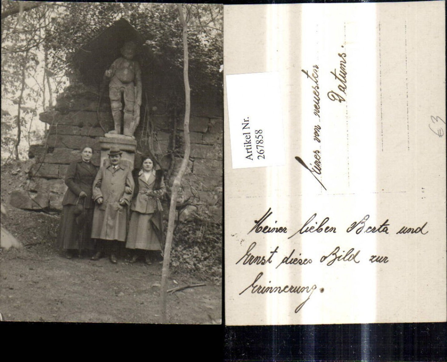 267858,Foto Ak Frauen m. Schirm Mann Gruppenbild v. Statue