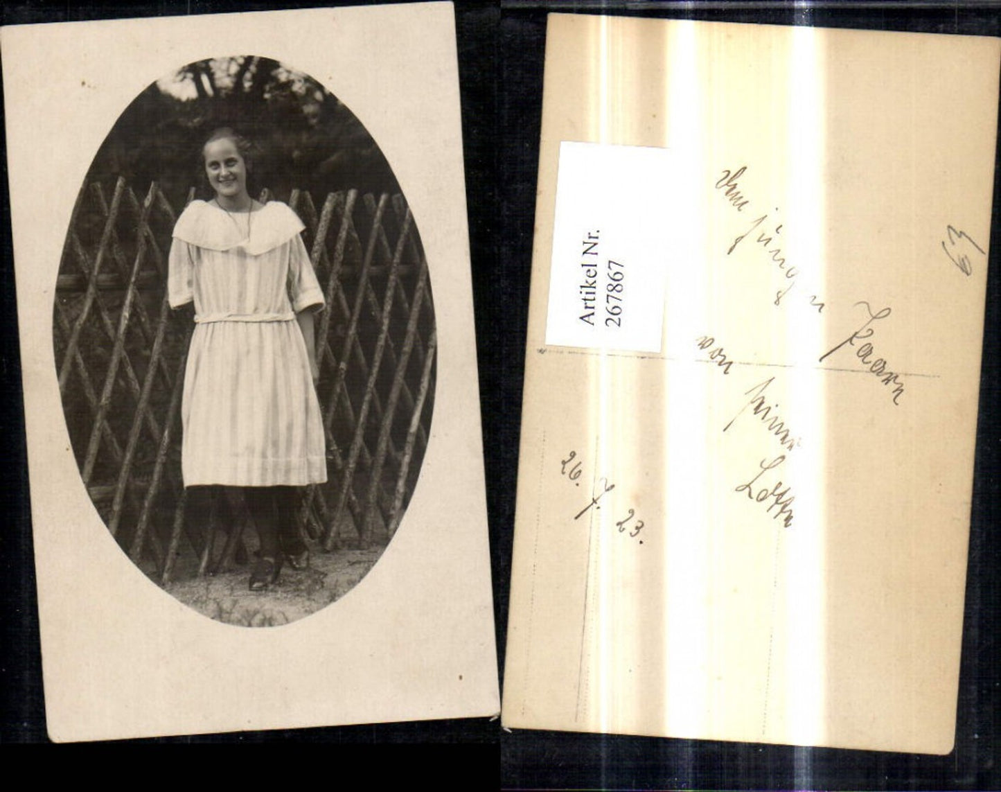 267867,Foto Ak Frau Portrait Kleid v. Holzzaun Passepartout