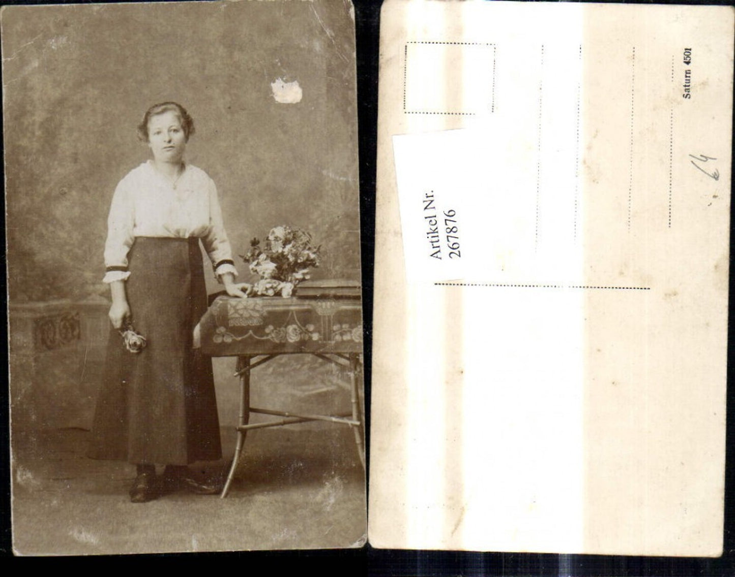 267876,Foto Ak Frau m. Rose Blume i. Hand Rock Bluse Halskette Portrait