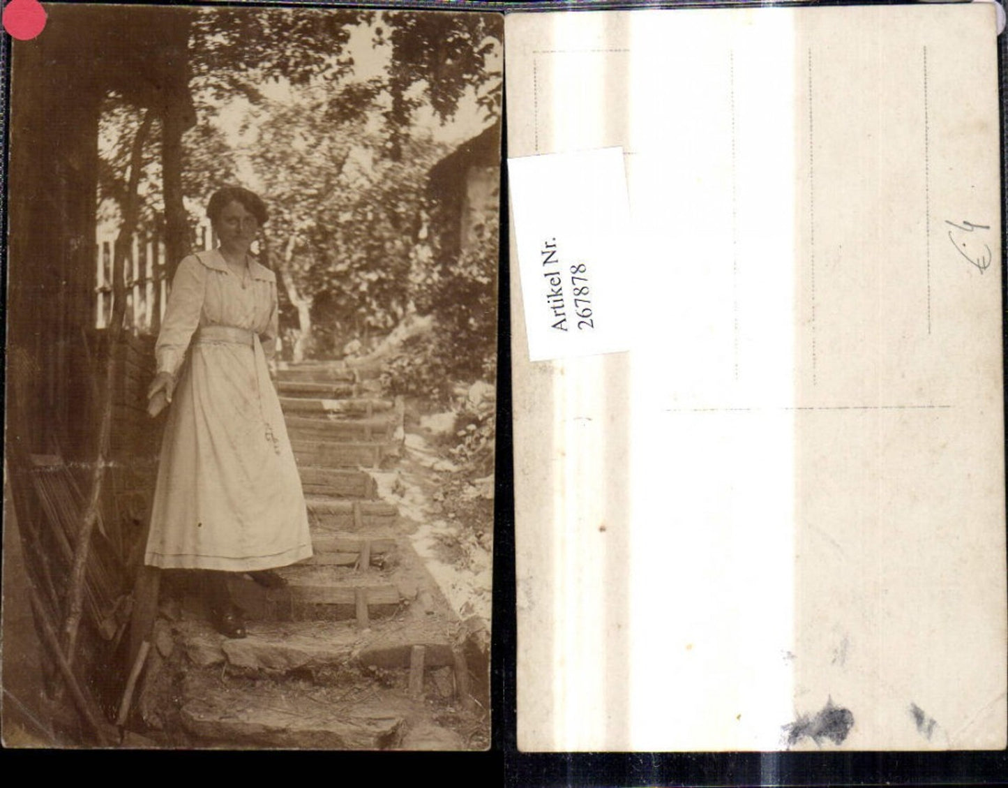 267878,Foto Ak Frau Portrait a. Stiege Garten