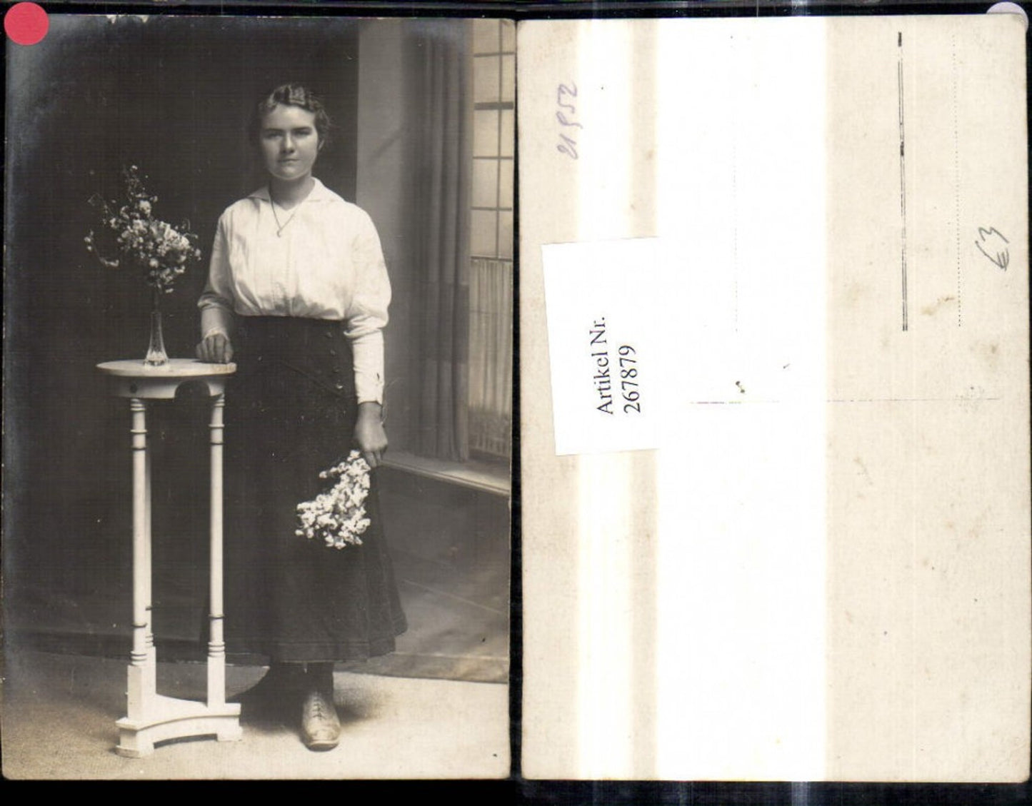 267879, Photo AK Woman Portrait Skirt Blouse Necklace b. Table Standing Flowers i. Hand