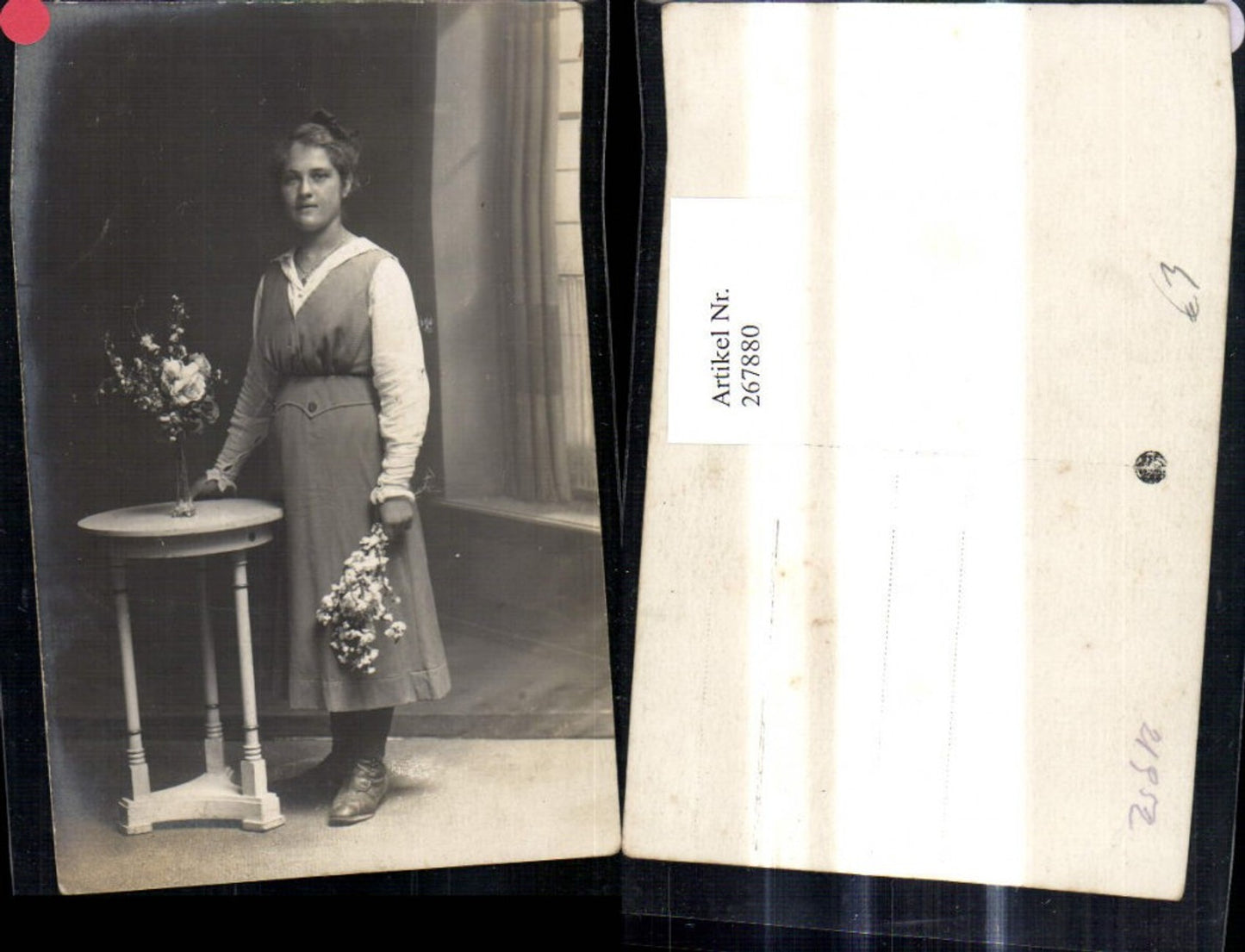 267880, Photo AK Woman Portrait Skirt Blouse Necklace b. Table Standing Flowers i. Hand