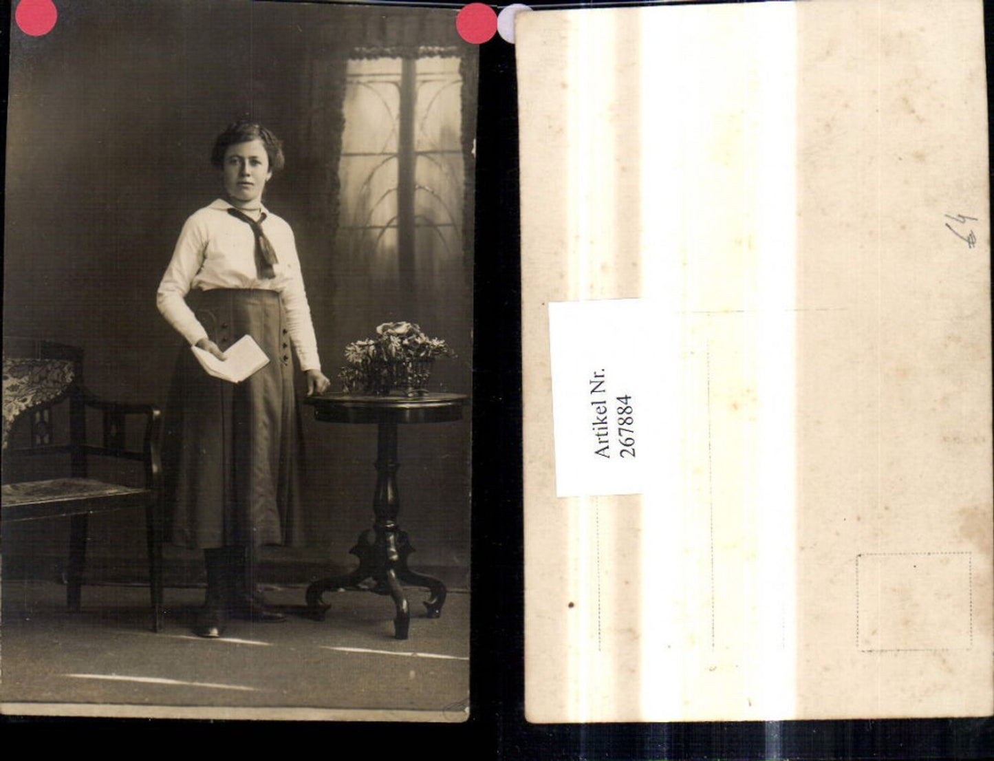 267884,Foto Ak Frau Portrait m. Buch i. Hand Lesen b. Tisch stehend