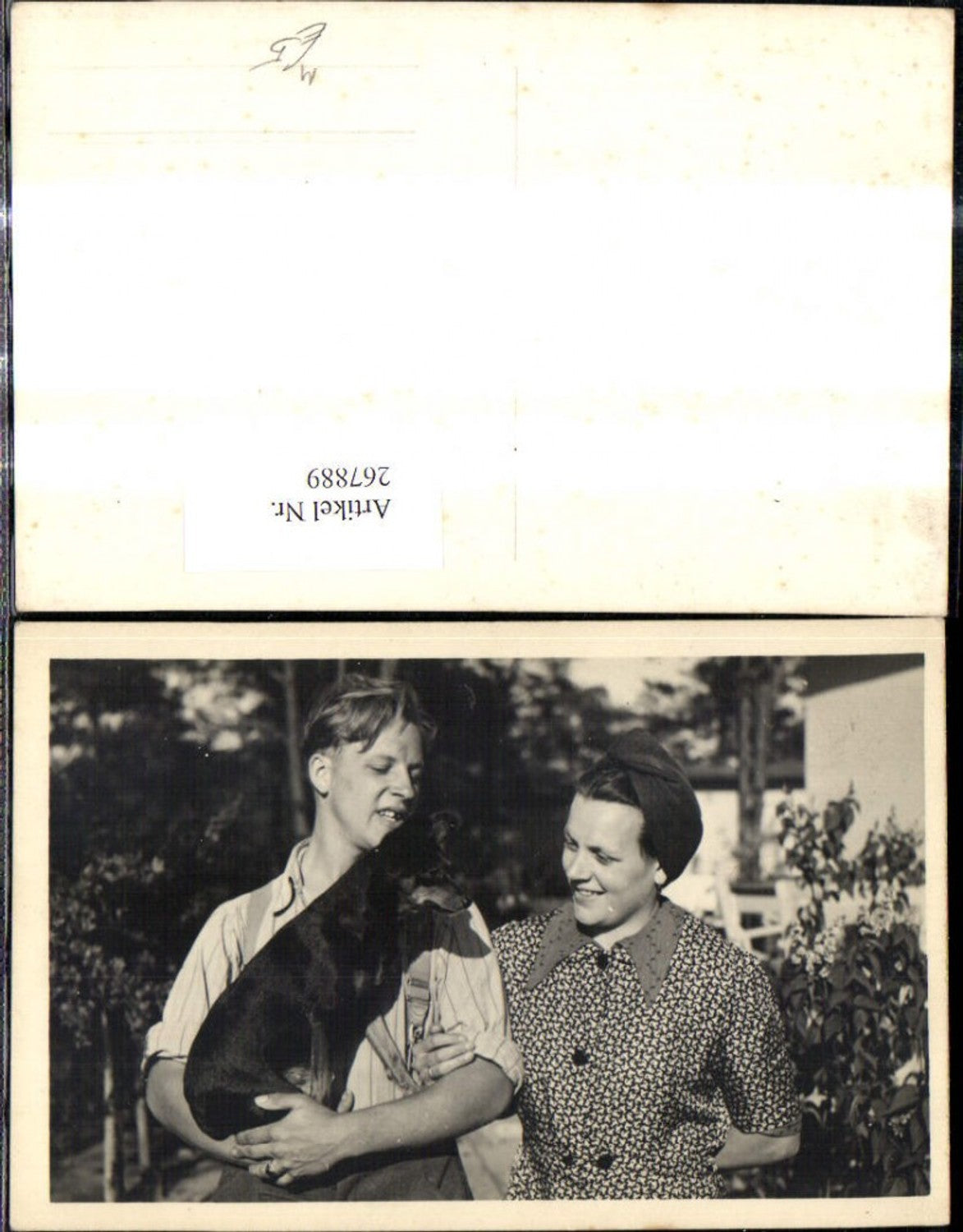 267889,Foto Ak Frau m. Kopftuch Mann m. Hund a. Arm