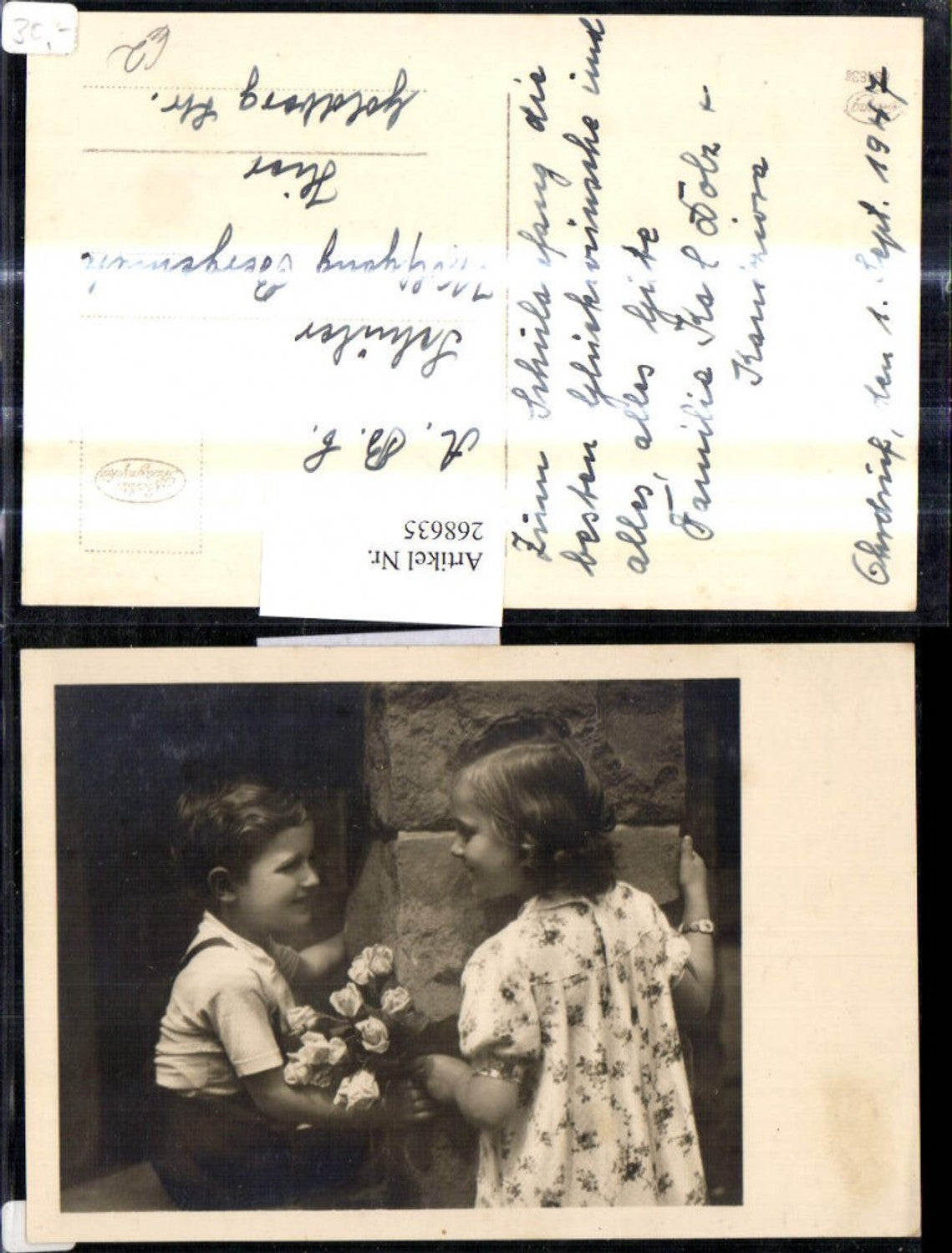 268635,Foto Ak Kinder Bub Junge gibt Mädchen Rosenstrauß Blumen Rosen Passepartout