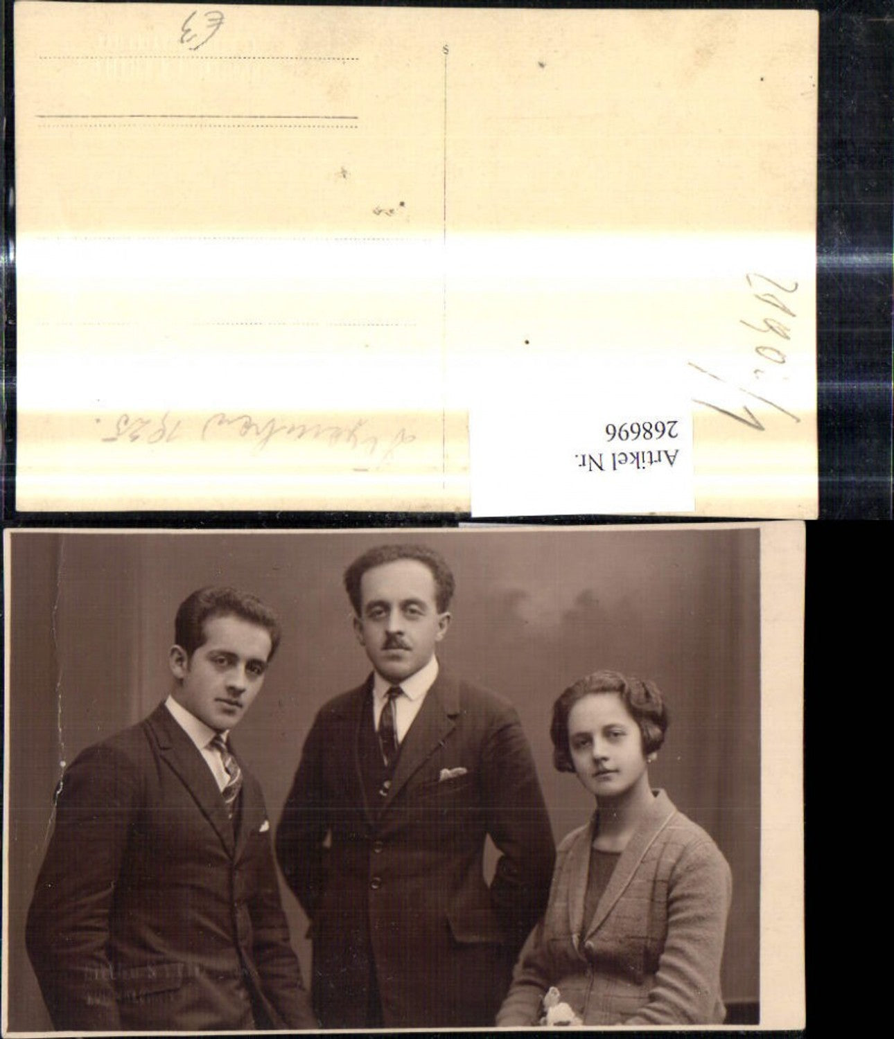 268696,Foto Ak Männer i. Anzug m. Frau Gruppenbild