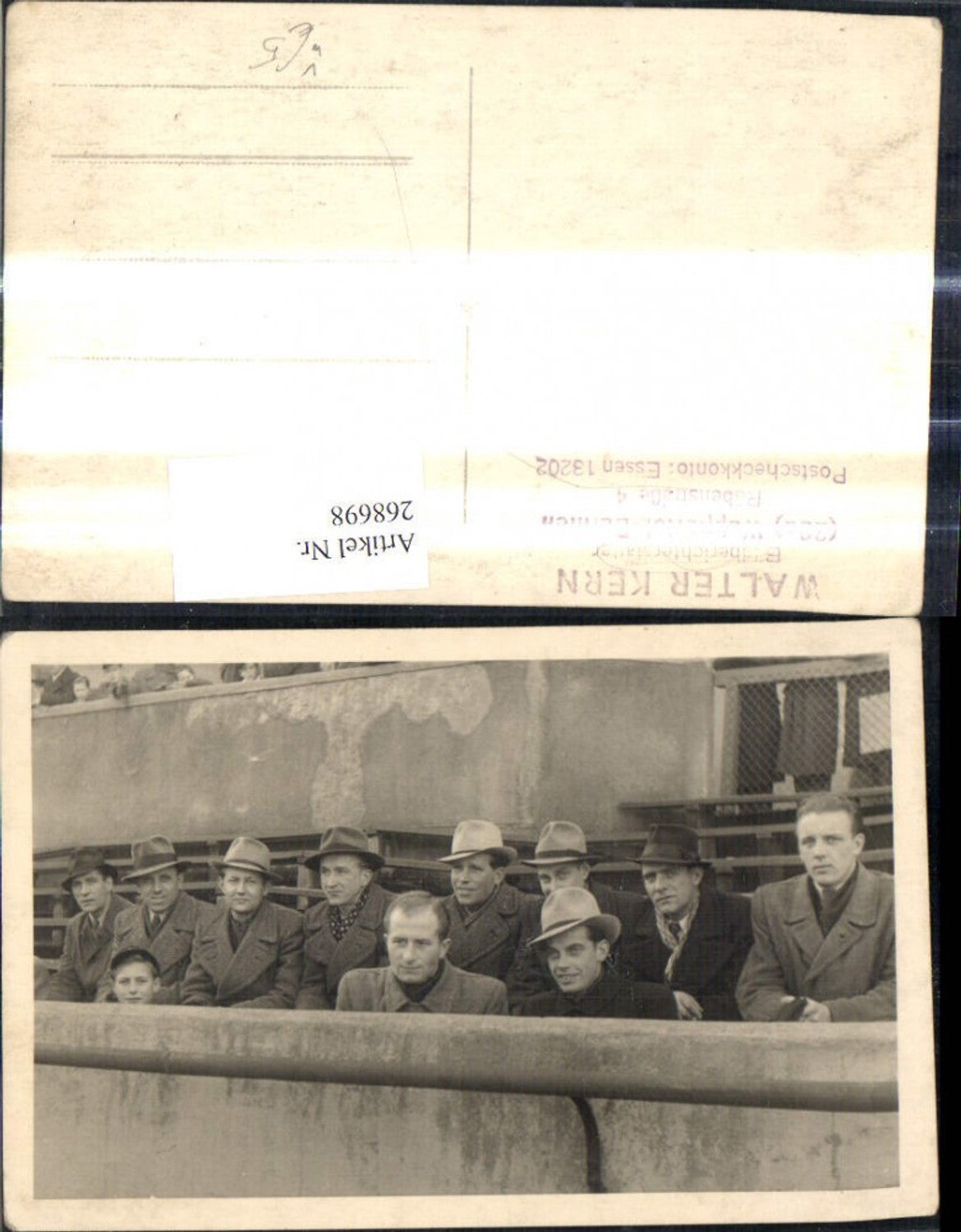 268698,Foto Ak Männer m. Hut a. Tribüne sitzend pub Walter Kern Wuppertal Barmen