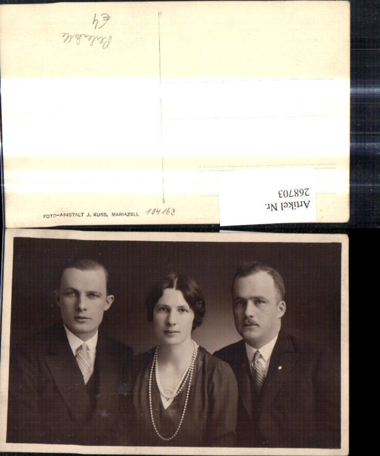 268703,Foto Ak Männer i. Anzug Frau m. Perlenkette