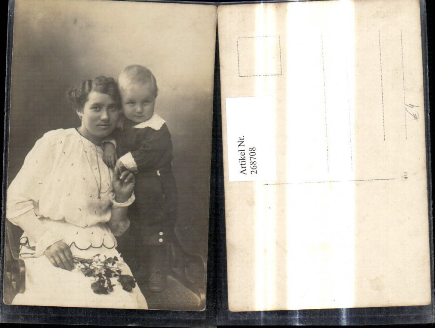 268708,Foto Ak Frau als Mutter Bub Junge Blumen