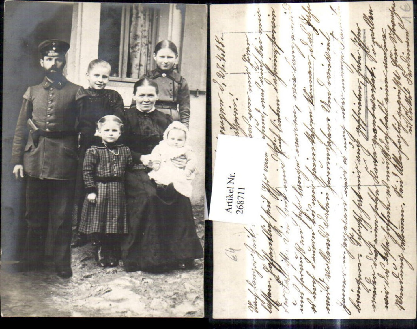 268711,Foto Ak Frau als Mutter Kinder m. Mann Uniform v. Haus