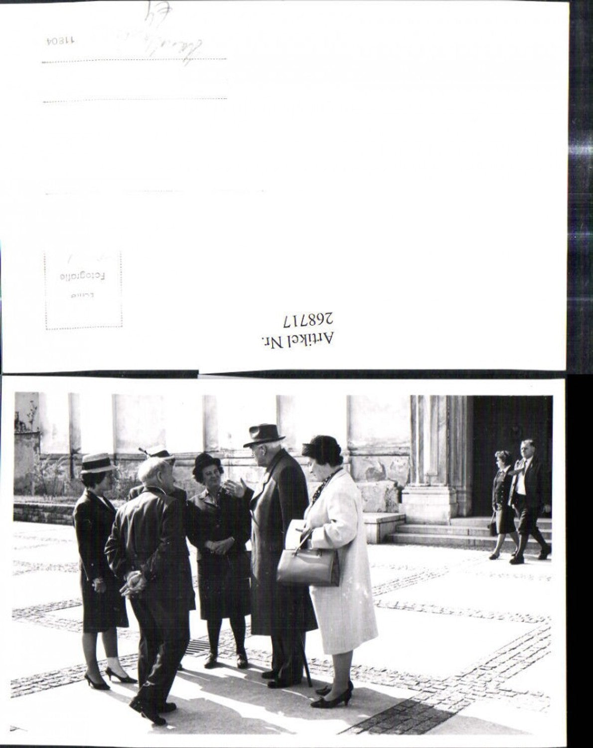 268717,Foto Ak Frauen Hut Männer v. Gebäude Handtasche