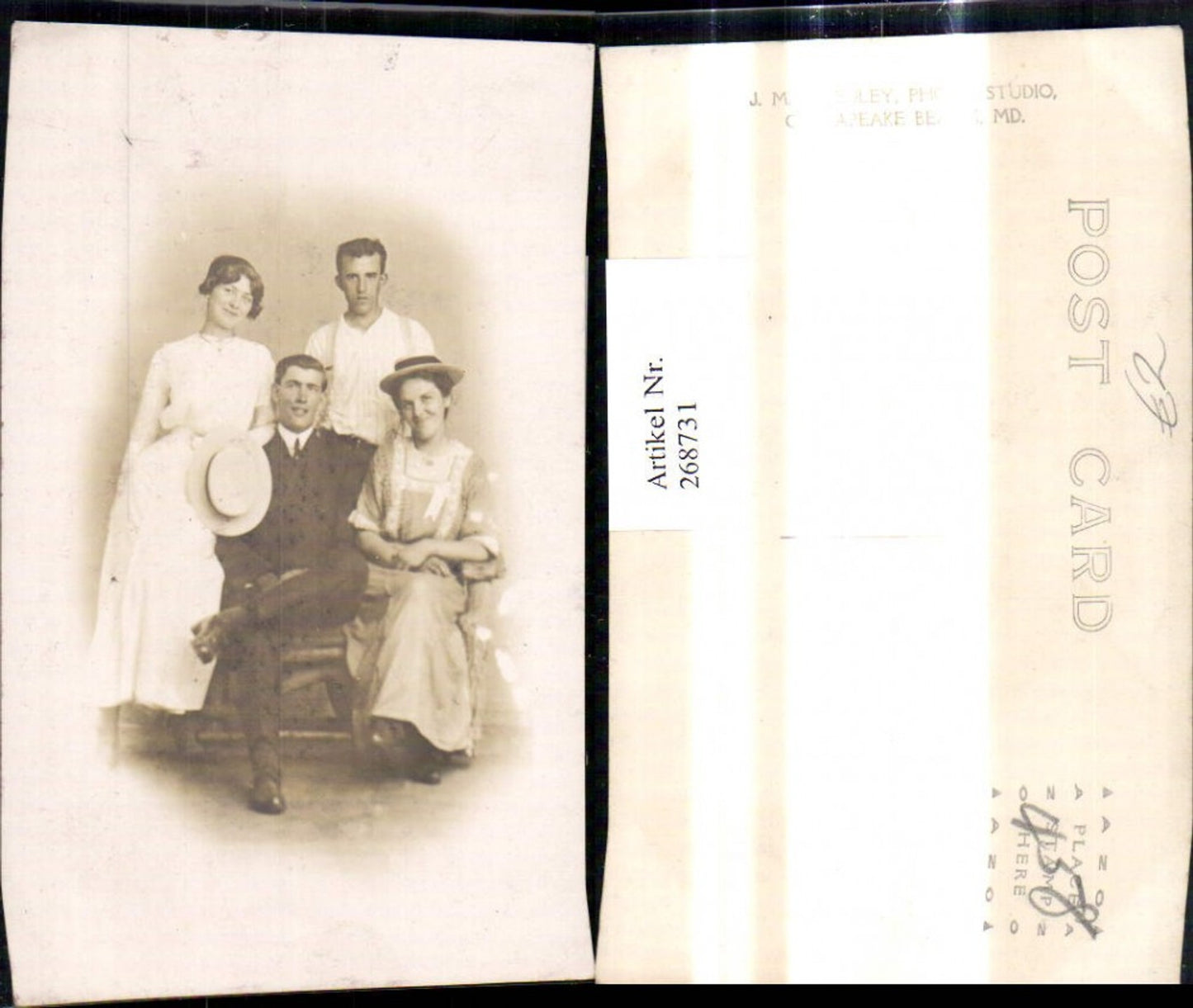 268731,Foto Ak Frauen m. Hut i. Hand Männer Anzug Gruppenbild
