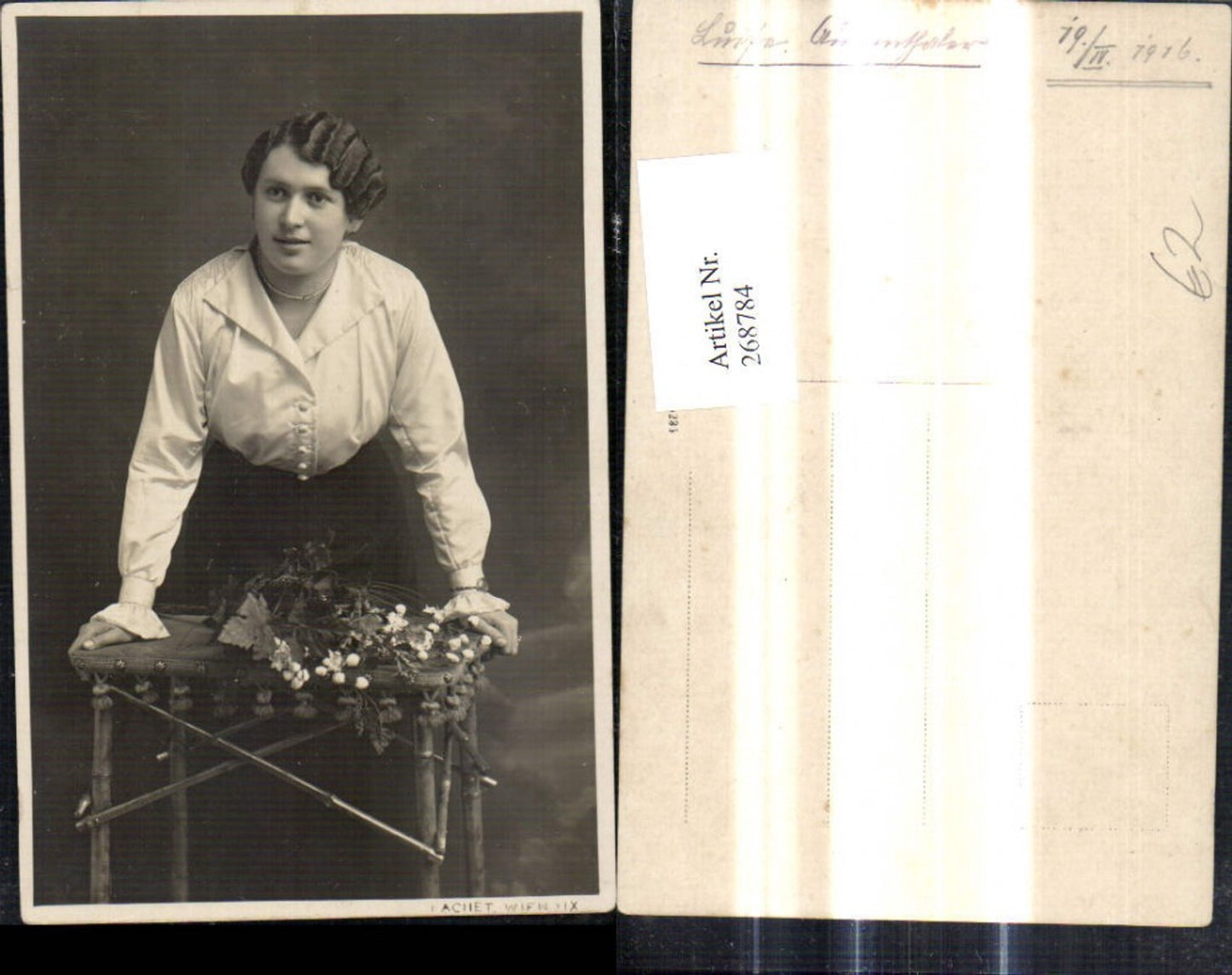268784,Foto Ak Frau Blume b. Tisch m. Blumen