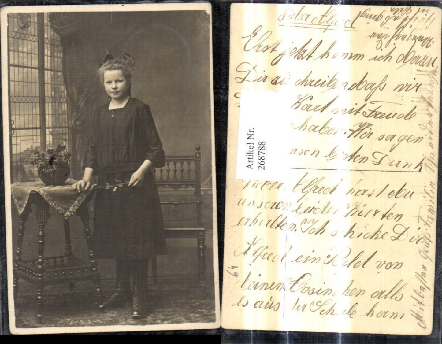 268788,Foto Ak Junge Frau Haarschleife b. Tisch Blumentisch v. Fenster stehend