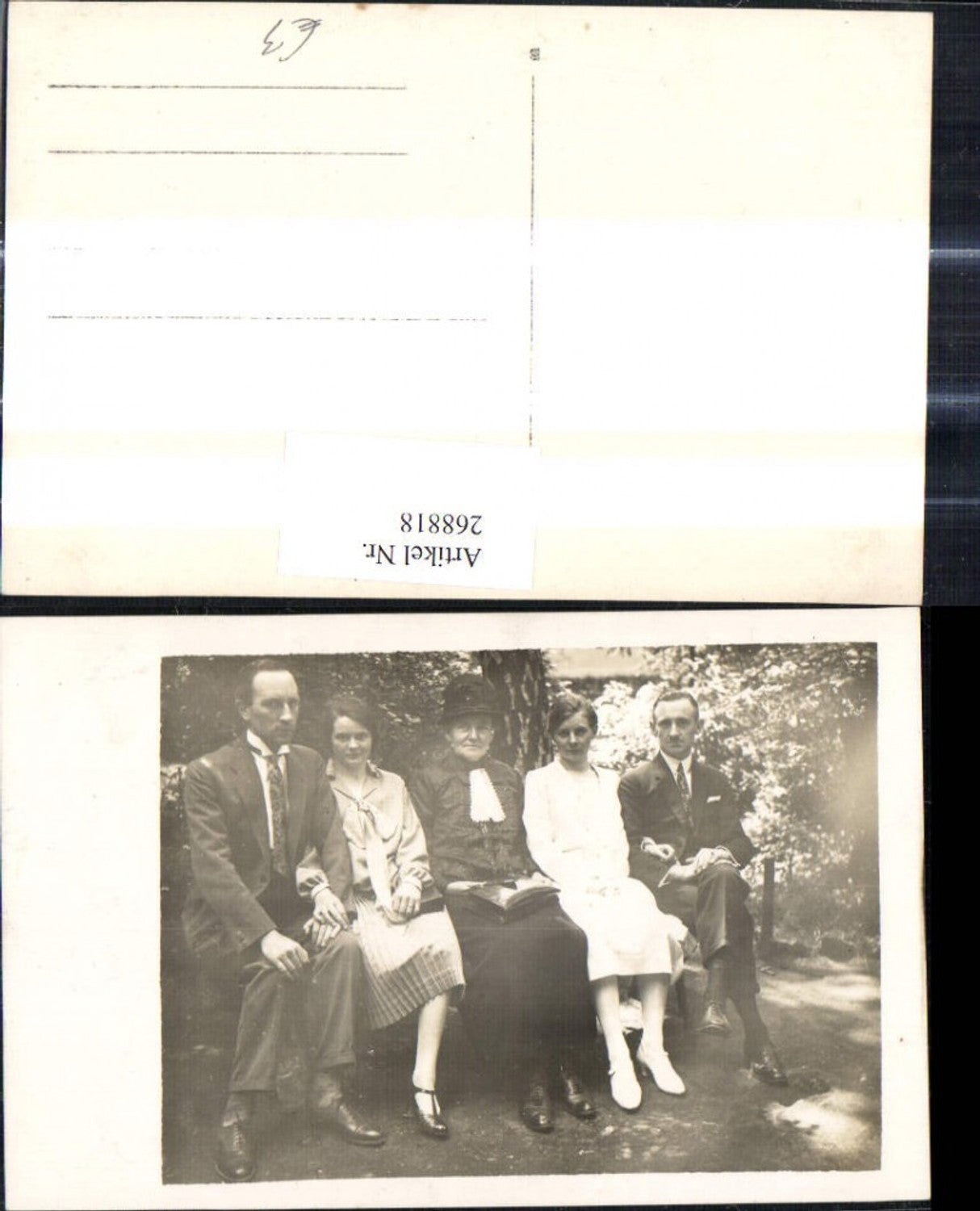 268818,Foto Ak Frauen m. Männer Anzug Hut Handtasche a. Bank sitzend