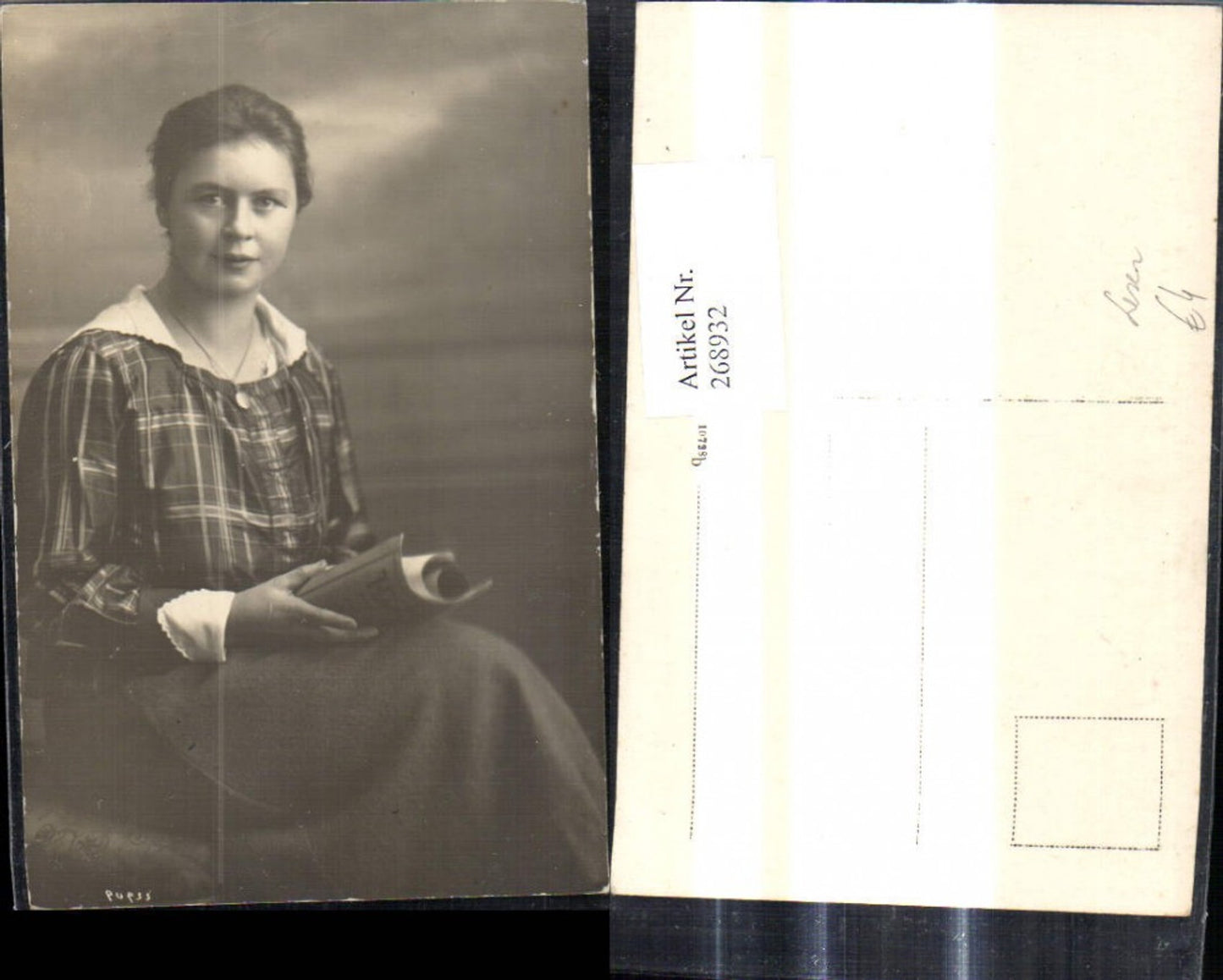268932,Foto Ak Frau liest Buch Zeitung Lesen