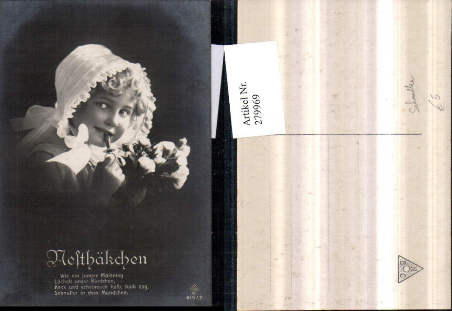 279969,Nesthäkchen Mädchen m. Haube Schnuller Blumenstrauß Portrait