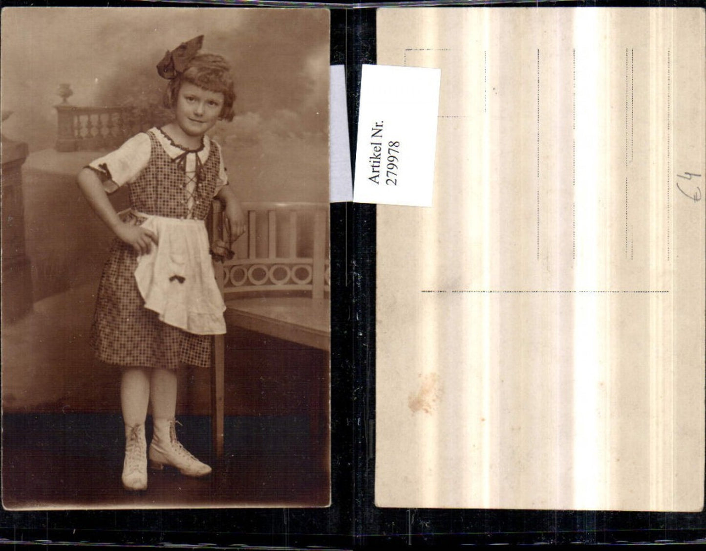 279978,Foto AK Mädchen m. Masche Kleid Schürze Rose Portrait
