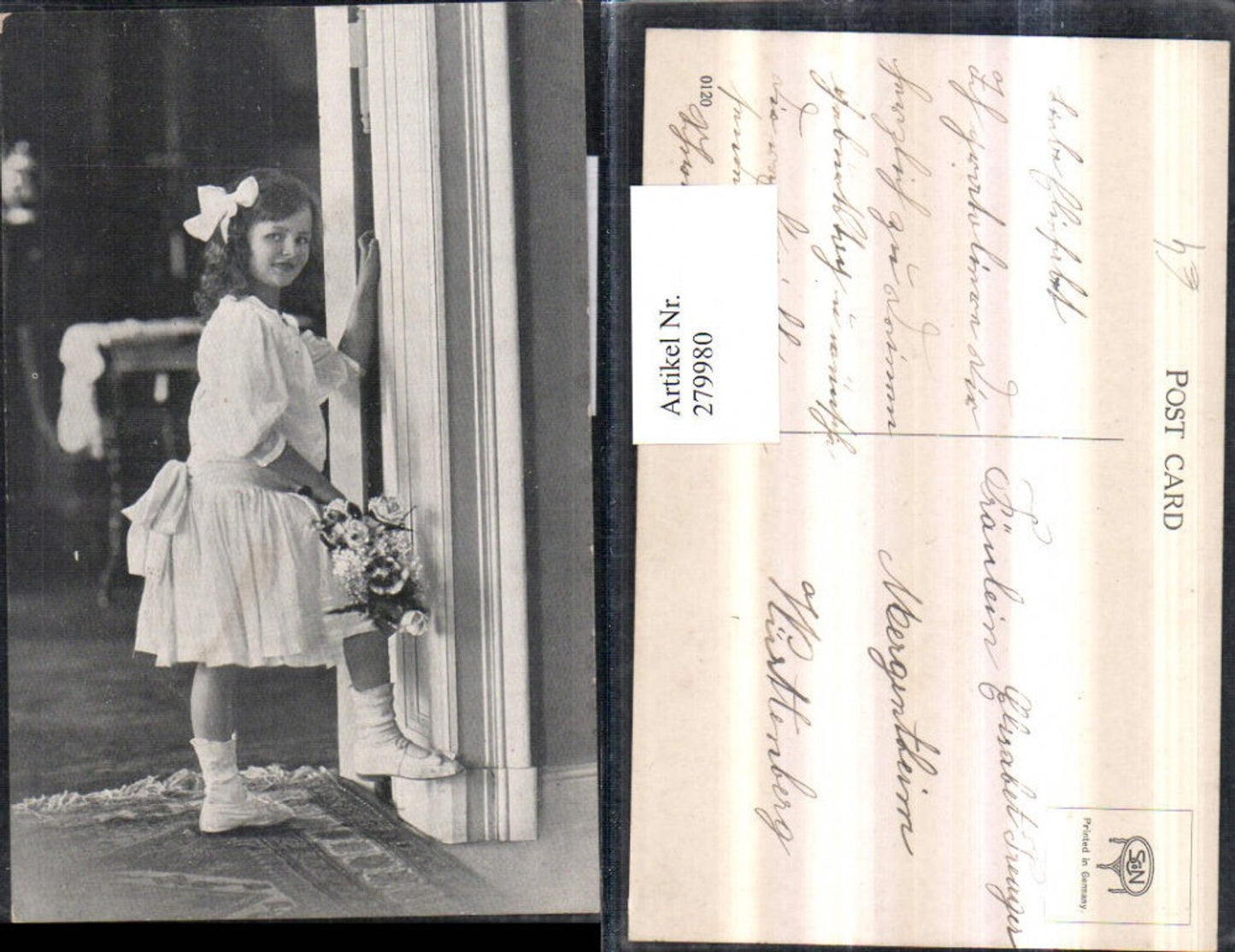 279980,Foto Mädchen m. Schleife Masche Kleid Blumenstrauß Blumen Portrait