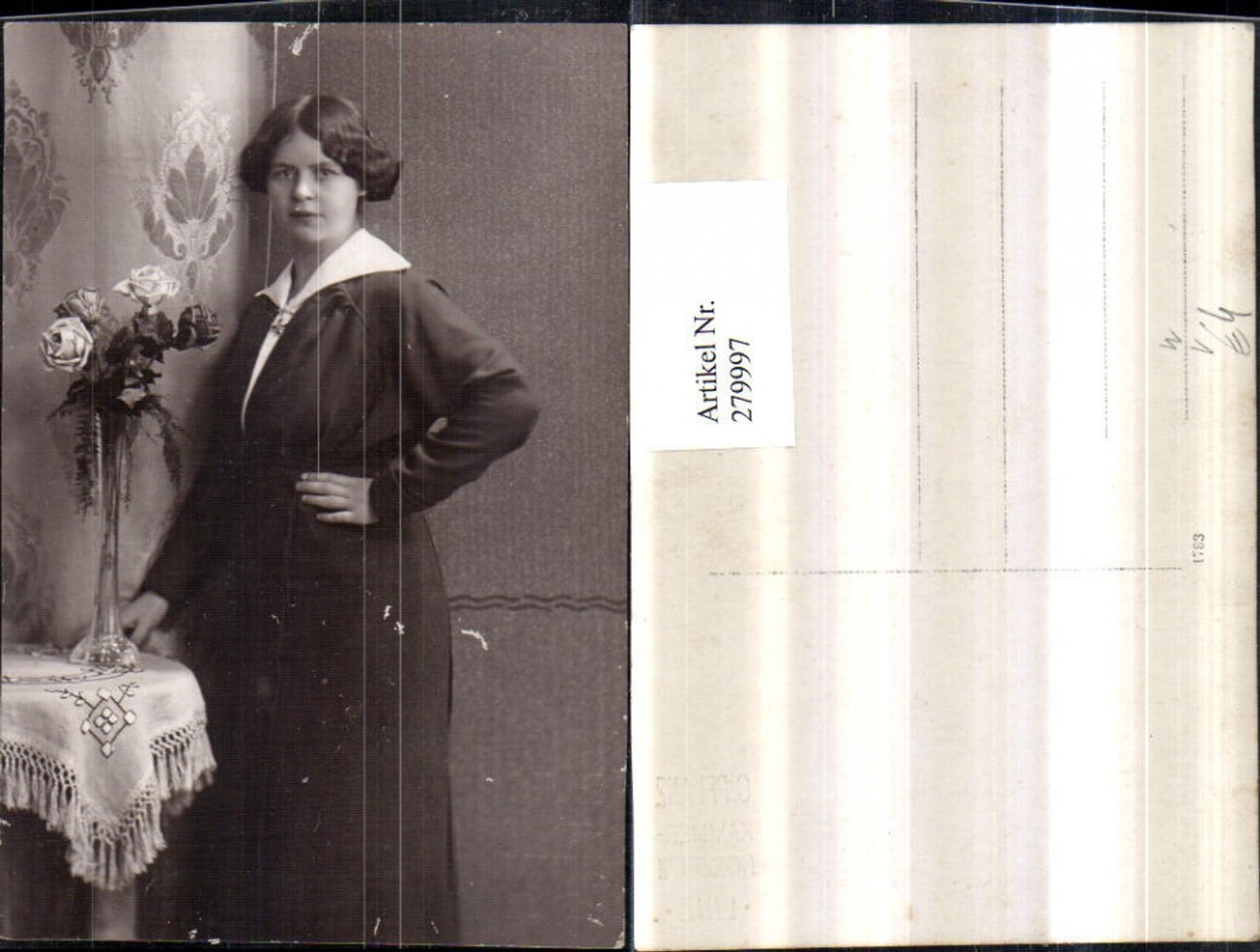 279997,Foto AK Linz Frau m. Kleid Kreuzkette Blumenvase Rosen pub Kammerphotograph C. Pflanz