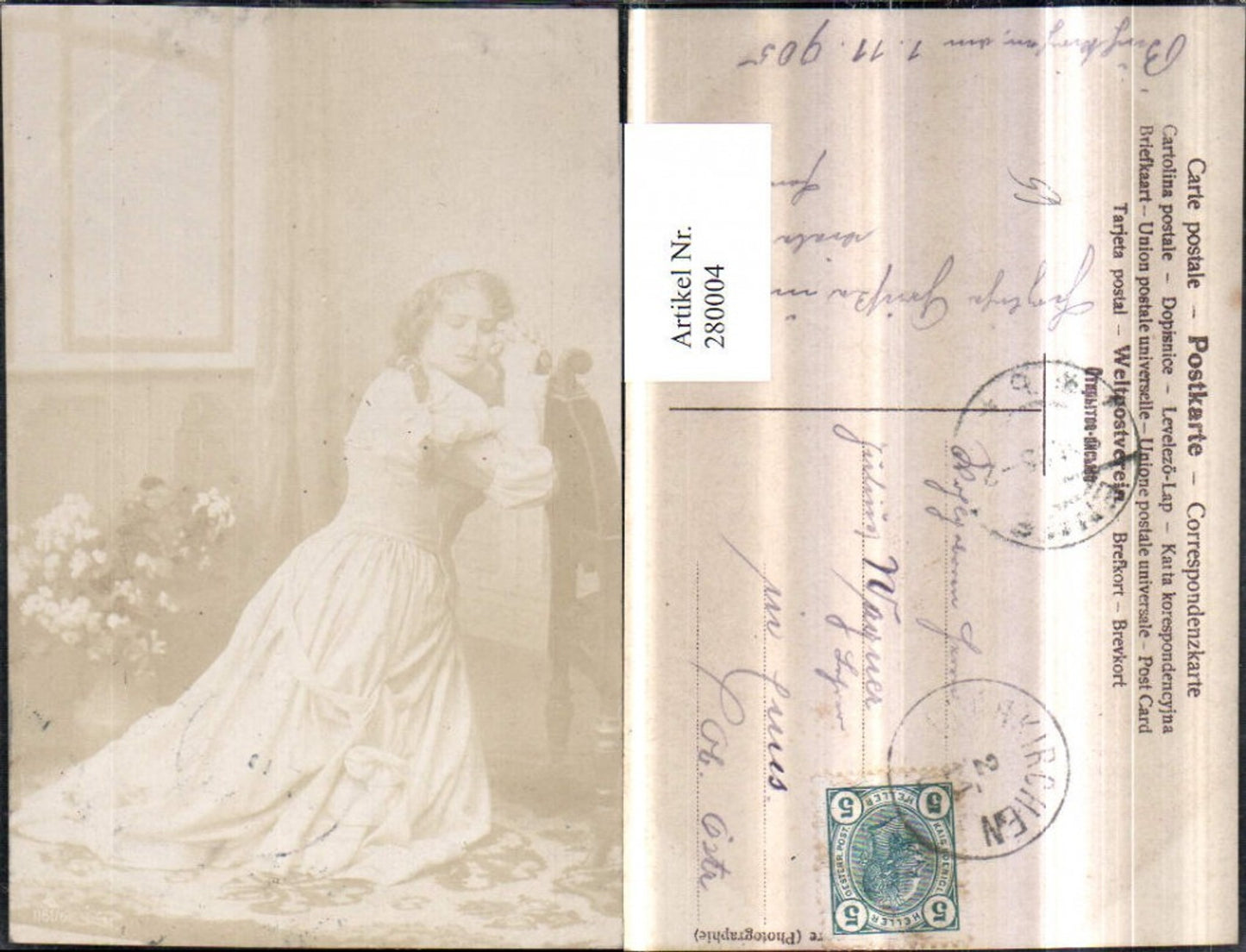280004,Foto AK Frau m. Kleid Zopf b. Beten Stuhl Sessel Blumen Fenster