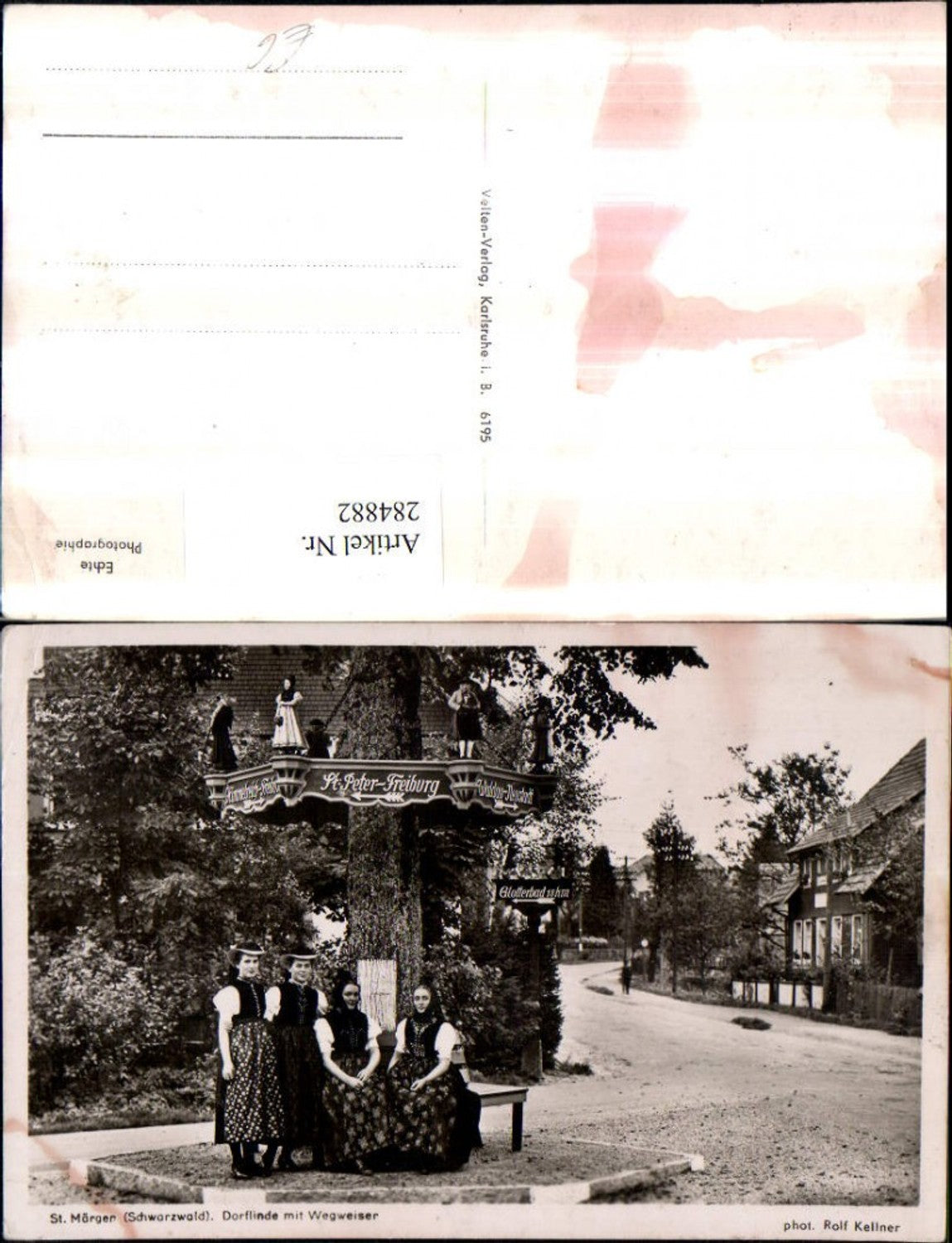 284882,St. Märgen im Schwarzwald Dorflinde m. Wegweiser Frauen in Tracht