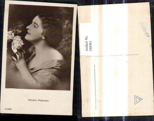 288981,Schauspielerin Henny Porten Portrait m. Rosen