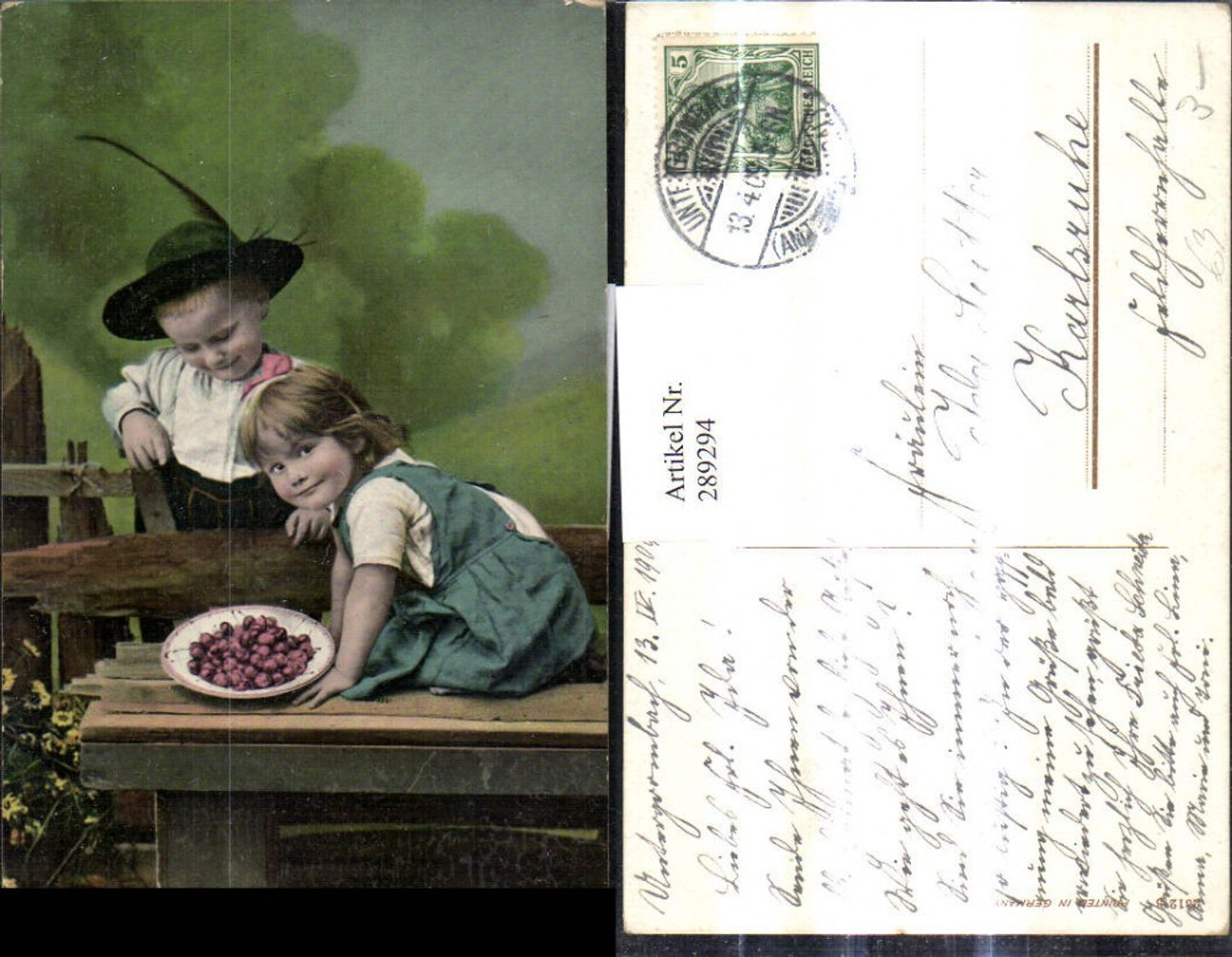 289294,Kinder Bub Junge i. Tracht Hut Mädchen Kleid Teller m. Kirschen a. Bank